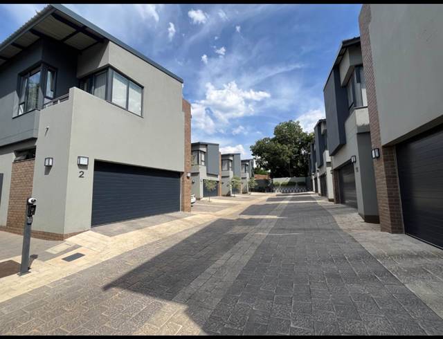 3 BEDROOM TOWNHOUSE FOR SALE IN MENLO PARK